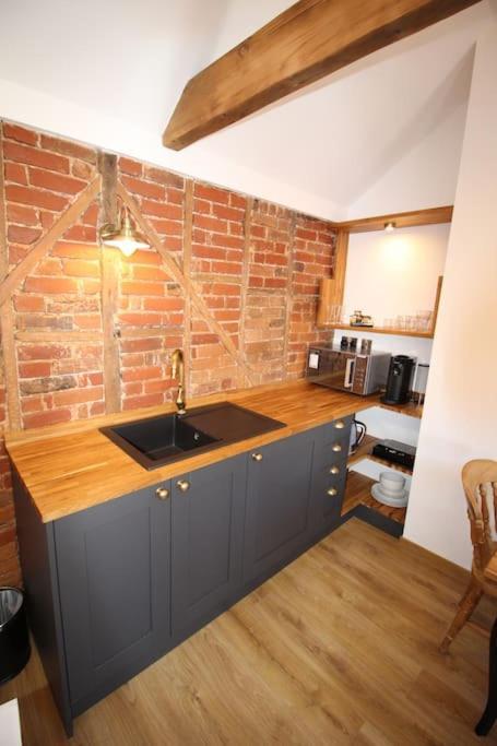 Apartment 6 At Number 8: City Centre, 1 Bedroom, Sofa Bed In Lounge Canterbury Kültér fotó