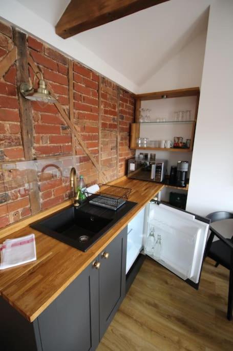 Apartment 6 At Number 8: City Centre, 1 Bedroom, Sofa Bed In Lounge Canterbury Kültér fotó